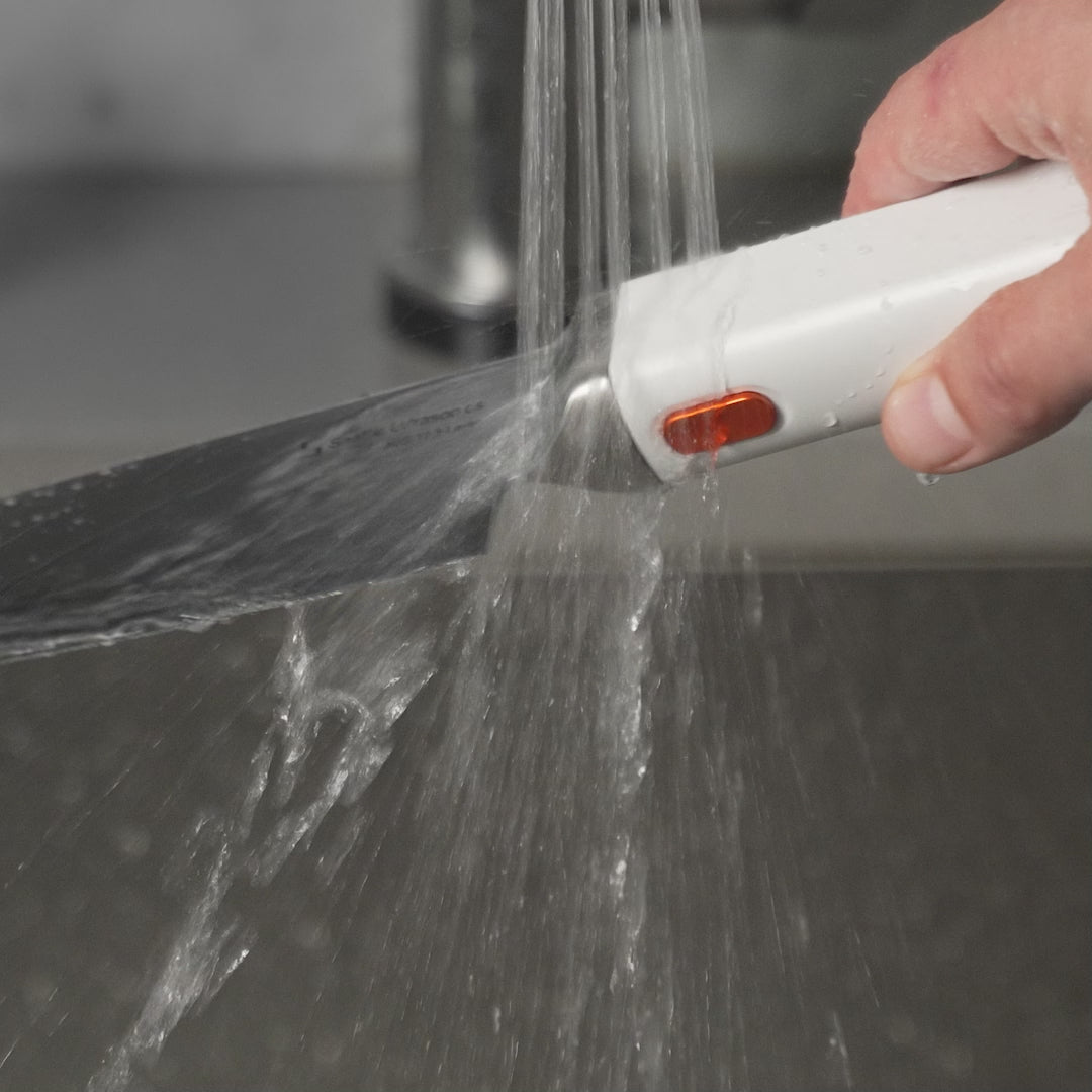 Washing the ultrasonic knife under running water